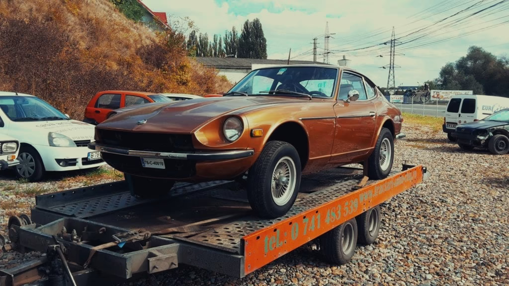 Datsun clasic transportat pe platformă de tractare