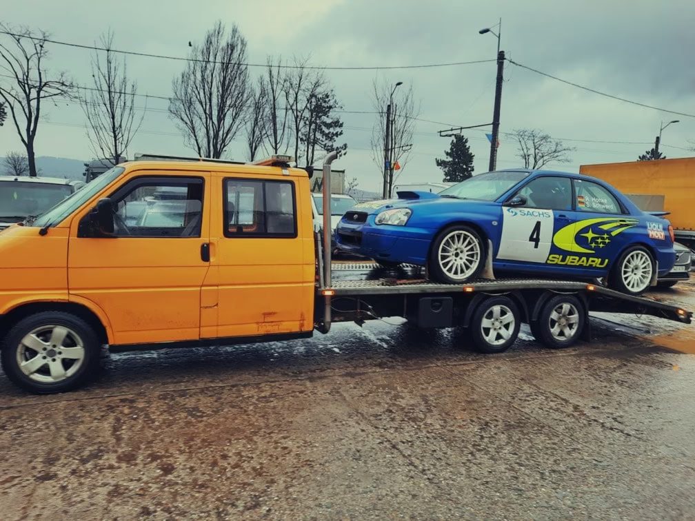 Subaru Impreza asistat pe margine de drum